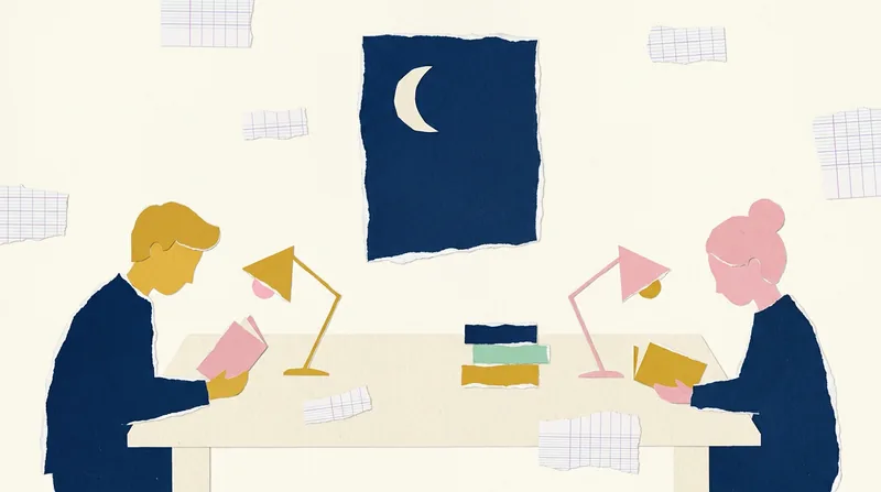 Collage : un étudiant et une étudiante travaillent face à face au même bureau, chacun sous sa lampe, une fenêtre avec la lune entre eux